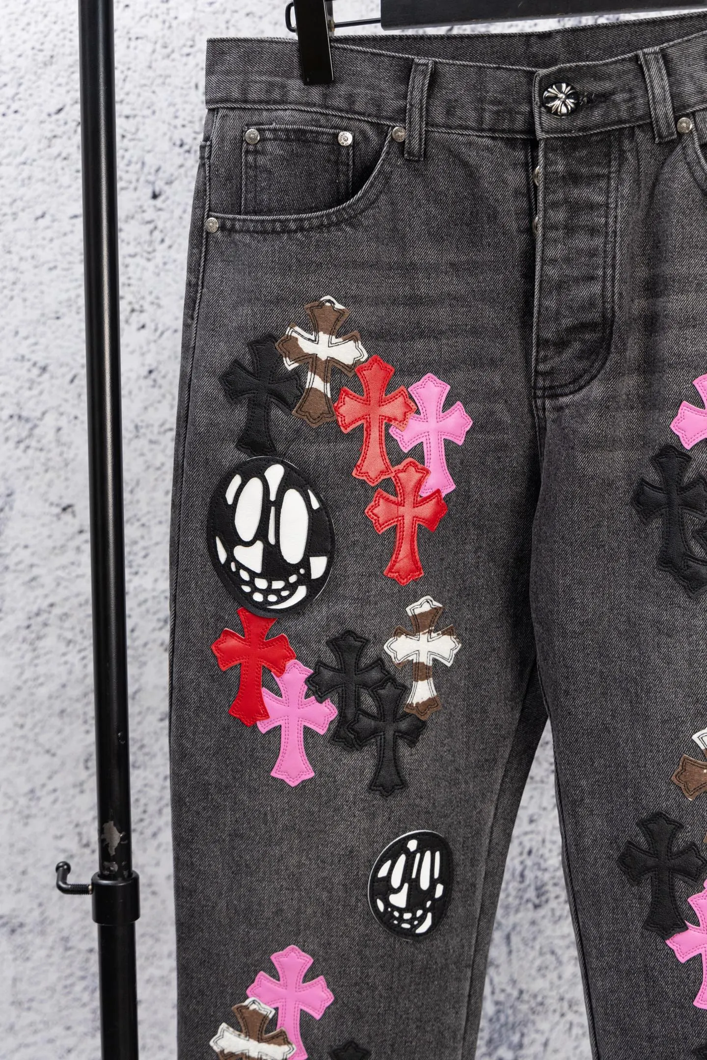 P290 Chromehearts CH Limited Edition Grimace Ox King Colorful Cross Patched Leather Cow King Jeans Cool brother and sister’s favorite pair, Grimace Cross Patch Leather Jeans. It can be said to be the real Ox King, ultra-limited and rare. The counter price is 34W level, patchwork cross pattern embellishment, washed jeans! ! An absolutely high-end luxury product, a 1.9W-level god-level single product, a super popular product, made by top heavy industry, a magic weapon that cannot be missed! [About Zangyin] This is an extremely luxurious fashion brand that can also be called the aristocracy of the high street. It has always been an exclusive brand for some hipsters or rich second generations. Compared with ordinary high streets, it is more luxurious and noble. Compared with luxury brands, it is more fashionable and individual. It has always been a brand that I have a special liking for. [Top heavy industry fashion design] Consistently high-street luxury style. Speaking of this style, the Zangyin family and GU family are definitely the leading representative brands. Especially the Zangyin family has really achieved a state-of-the-art effect in creating high-street style. The unique washed material is used to create this style. The color system is already quite eye-catching. After it is decorated with patchwork cross flowers, it cleverly highlights the charm of the brand. Secondly, this style uses classic The high-waist cutting design highlights the long legs and fashionable temperament of the upper body. The brand is highly recognizable and the slim fit configuration is more suitable for daily wear. It is a product that interprets personality, fashion, and specifications at a glance. This single product is enough to make any fan excited. It can be a white T-shirt for a youthful college style, or a tight suspender for a royal style. It has strong matching ability and can be easily controlled by men.  [Materials and craftsmanship] Needless to say, this point goes without saying. As an excellent craftsman brand, Zangyin’s requirements for details and craftsmanship are really perfect. The washed color of this model has gone through so many processes, not to mention the embellishment of denim appliques. It is also purely hand-made and sewn. Just like what they believe in, only hand-made things have soul and have the meaning of wear. A top-notch heavy-duty fashionable denim item, I look forward to your perfect interpretation! !  Color: Picture color Size: 28-36